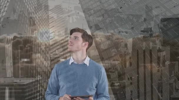 Анімація Кавказького Бізнесмена Використовує Планшет Над Сучасними Будівлями Глобальний Бізнес — стокове відео