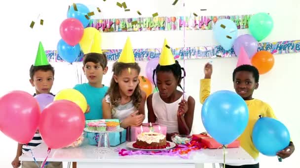 Animación Confeti Cayendo Sobre Pastel Cumpleaños Los Niños Divirtiéndose Fiesta — Vídeo de stock