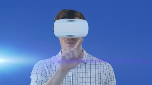 Animação Homem Headset Usando Interface Virtual Com Luz Movimento Azul — Vídeo de Stock