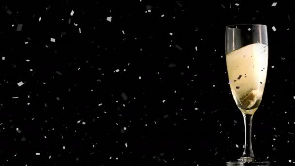 Animation Von Fallendem Konfetti Und Einem Glas Champagner Auf Schwarzem — Stockvideo