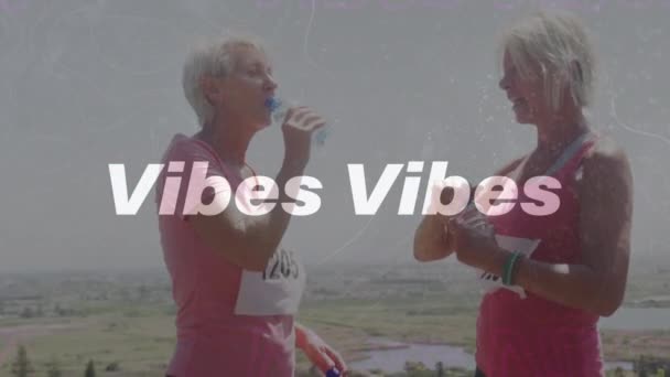 Animatie Van Tekst Vibes Het Wit Vrouwelijke Marathon Lopers Drinkwater — Stockvideo