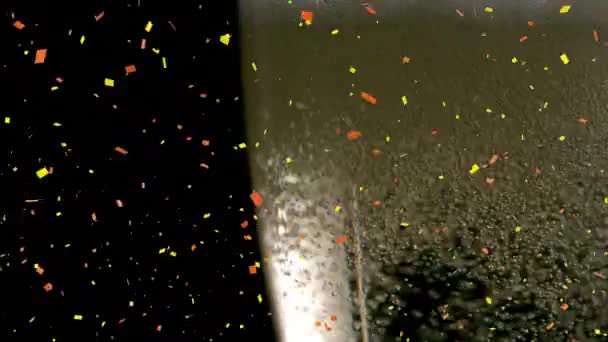 Animatie Van Confetti Vallen Bellen Stijgen Glas Champagne Zwarte Achtergrond — Stockvideo