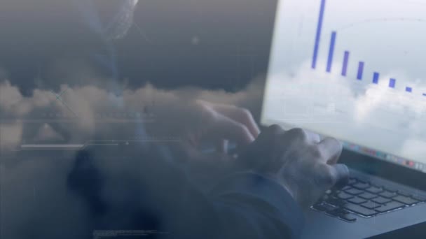 暗室でラップトップを使用してハッカーの手の上に煙の雲のアニメーション サイバー犯罪とデジタルデータセキュリティの概念デジタル生成されたビデオ — ストック動画