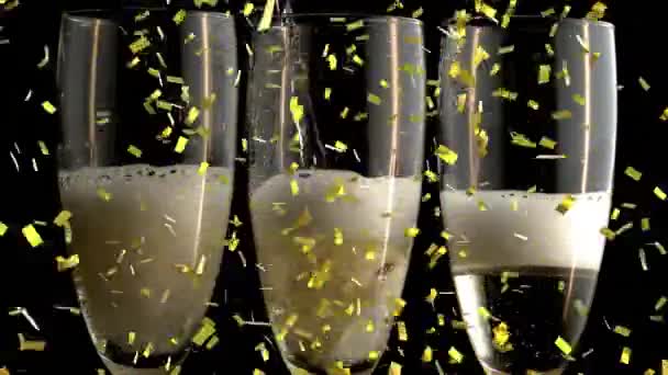 Animatie Van Goud Confetti Vallen Champagne Gieten Drie Glazen Zwarte — Stockvideo