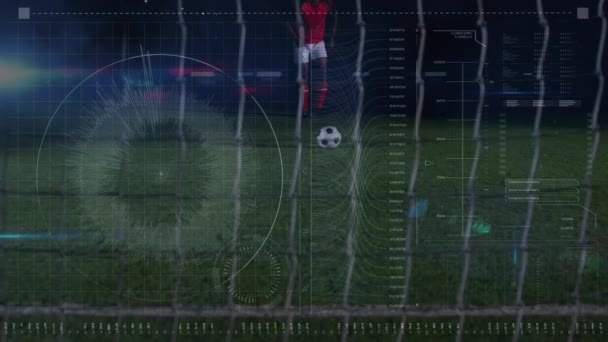 サッカー選手キックボール上のデータ処理のアニメーション 世界中のスポーツ デジタルインターフェース テクノロジーと接続の概念デジタルで生成されたビデオ — ストック動画