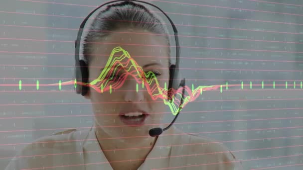 Animación Del Procesamiento Datos Través Mujer Negocios Usando Auriculares Telefónicos — Vídeo de stock