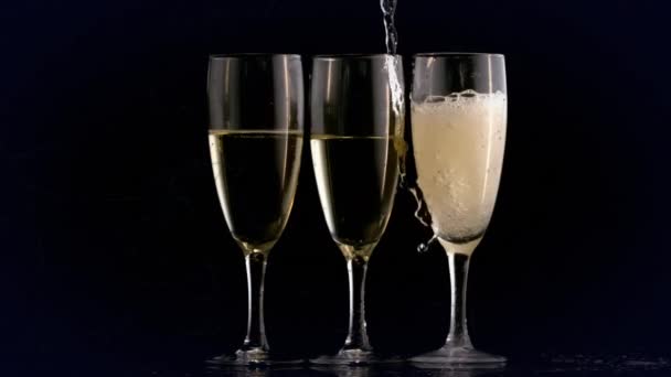 Animazione Champagne Versando Tre Bicchieri Sfondo Nero Celebrazione Party Concetto — Video Stock