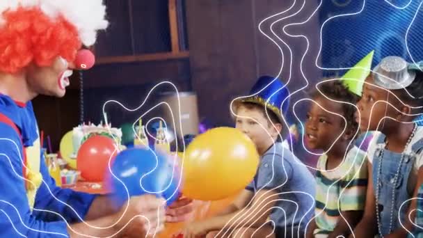 Animación Líneas Contorno Blanco Sobre Diversos Niños Felices Payaso Divirtiéndose — Vídeo de stock