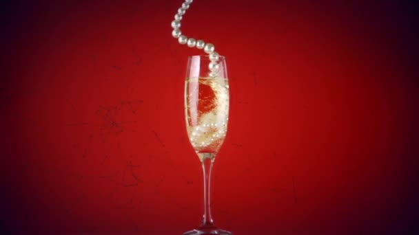 珍珠项链在红色背景下落入一杯香槟中的动画 派对和奢侈品活动概念 数码视频 — 图库视频影像