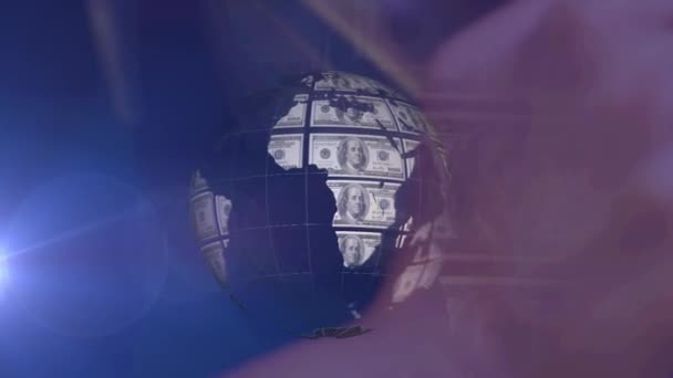 ピンクのぼかしと白の光で暗い背景の上に ドル札の回転する地球のアニメーション 世界的なビジネスと金融技術とコミュニケーションの概念デジタルで生成されたビデオ — ストック動画