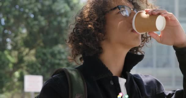Animazione Icone Dei Social Media Uomo Che Beve Caffè Asporto — Video Stock