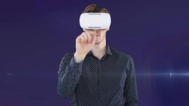 Sanal arayüz kullanan, hareket eden ışık kullanan, mor üzerine VR kulaklık takmış bir adamın animasyonu. küresel iletişim teknolojisi ve dijital arayüz konsepti, dijital olarak oluşturulmuş video.