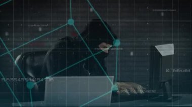 Bilgisayar korsanının veri işleme animasyonu. küresel internet güvenliği, dijital arayüz, teknoloji ve ağ konsepti dijital olarak oluşturulmuş video.