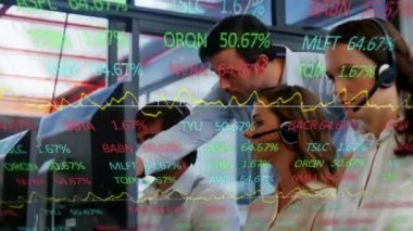 Telefon kulaklığı kullanan iş adamlarının finansal veri işleme animasyonları. küresel iş, veri işleme, dijital arayüz, teknoloji ve ağ konsepti dijital olarak oluşturulmuş video.