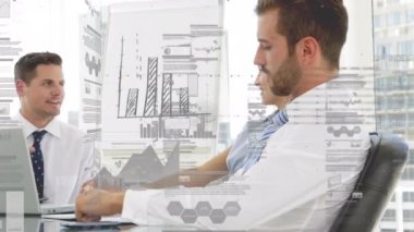 İş toplantısından sonra finansal veri işleme animasyonu. küresel iş, veri işleme, dijital arayüz, teknoloji ve ağ konsepti dijital olarak oluşturulmuş video.