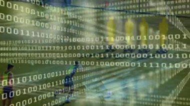 Futbol oyuncuları üzerinde ikili kodlama ve veri işleme animasyonu. global spor, dijital arayüz, teknoloji ve ağ konsepti dijital olarak oluşturulmuş video.