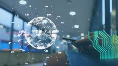Akıllı telefon kullanan bir adamın veri işleme ve küre üzerindeki animasyonu. küresel internet, dijital arayüz, teknoloji ve ağ konsepti dijital olarak oluşturulmuş video.