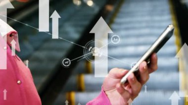 Akıllı telefon kullanarak kadının orta kesimine doğru ilerleyen dijital simgeler ve oklar ağı. küresel ağ ve teknoloji kavramı