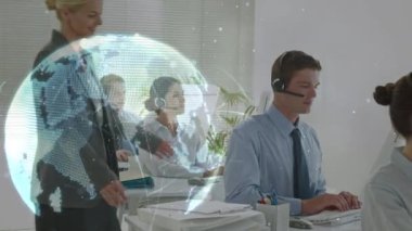 Telefon kulaklığı kullanan iş adamlarının dünya ile olan bağlantılarının animasyonu. küresel bağlantılar, iş, teknoloji ve ağ konsepti dijital olarak oluşturulmuş video.
