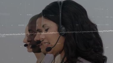Telefon kulaklığı kullanarak iş adamlarından veri işleme animasyonu. küresel iletişim, iş dünyası, dijital arayüz, teknoloji ve ağ konsepti dijital olarak oluşturulmuş video.