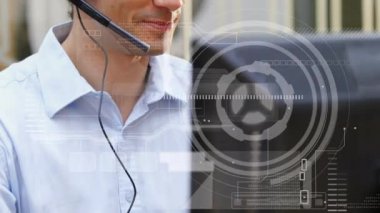 Telefon kulaklığı kullanarak iş adamlarından veri işleme animasyonu. küresel iş, veri işleme, dijital arayüz, teknoloji ve ağ konsepti dijital olarak oluşturulmuş video.