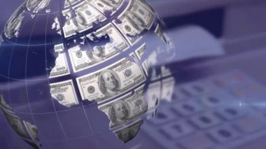 Dolar banknotlarının dönen küresinin animasyonu ve rakamsal klavye üzerinde hareket eden ışıklar. küresel iş ve finans teknolojisi ve iletişim konsepti dijital olarak oluşturulmuş video.