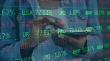 Akıllı telefon kullanan bir kadının finansal veri işleme animasyonu. küresel iş, dijital arayüz, teknoloji ve ağ konsepti dijital olarak oluşturulmuş video.