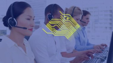 Telefon kulaklığı kullanan iş adamlarının üzerinde işlemci devre kartı animasyonu. küresel iş, veri işleme, dijital arayüz, teknoloji konsepti dijital olarak oluşturulmuş video.