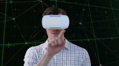 VR kulaklık takan iş adamlarının animasyonu ve veri işleme ağı. küresel iş, dijital arayüz, teknoloji ve ağ konsepti dijital olarak oluşturulmuş video.