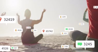 Sahilde yoga yapan kadınlar hakkında sosyal medya bildirimleri. Sosyal medya, olumlu duygular, refah ve iletişim ağı konsepti, dijital olarak oluşturulmuş video.