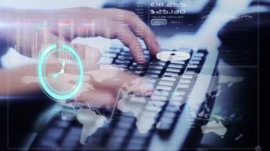Saatin animasyonu ve bilgisayar klavyesinde yazan kişinin veri işlemesi. küresel dijital arayüz, teknoloji ve ağ konsepti dijital olarak oluşturulmuş video.