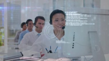 Telefon kulaklığı kullanan iş adamlarının dünya ile olan bağlantılarının animasyonu. küresel bağlantılar, iş, teknoloji ve ağ konsepti dijital olarak oluşturulmuş video.