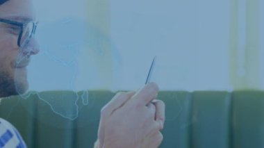 Akıllı telefon kullanan bir adamın veri işleme ve küre üzerindeki animasyonu. küresel internet, dijital arayüz, teknoloji ve ağ konsepti dijital olarak oluşturulmuş video.