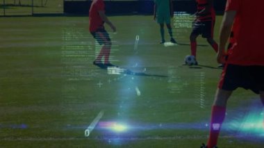 Futbolcular üzerinde veri işleme animasyonu. global spor, dijital arayüz, teknoloji ve ağ konsepti dijital olarak oluşturulmuş video.
