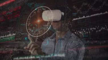 VR kulaklık takan adamın tarama ve veri işleme animasyonu. küresel teknoloji, dijital arayüz ve bağlantılar konsepti dijital olarak oluşturulmuş video.