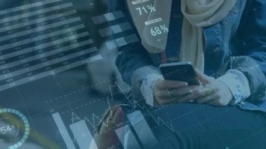 Akıllı telefon kullanan tesettürlü kadının istatistik ve veri işleme animasyonu. küresel veri işleme, ağlar, bağlantılar ve dijital arayüz konsepti dijital olarak oluşturulmuş video.
