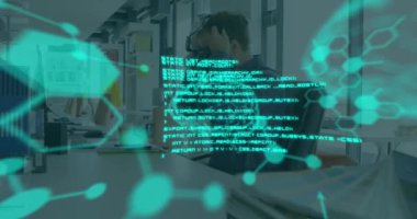 Beyin ve tıbbi veri işleme arayüzü üzerinde VR kulaklık kullanan bir adamın animasyonu. küresel tıbbi araştırma teknolojisi ve dijital arayüz konsepti, dijital olarak oluşturulmuş video.