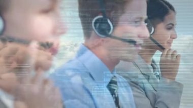 Telefon kulaklığı kullanarak iş adamlarından veri işleme animasyonu. küresel iletişim, iş dünyası, dijital arayüz, teknoloji ve bağlantılar konsepti dijital olarak oluşturulmuş video.