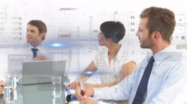 İş toplantısından sonra finansal veri işleme animasyonu. küresel iş, veri işleme, dijital arayüz, teknoloji ve ağ konsepti dijital olarak oluşturulmuş video.