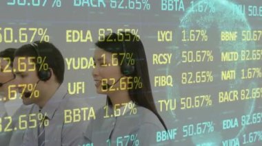 Telefon kulaklığı kullanan iş adamlarının finansal veri işleme animasyonları. küresel iletişim, iş dünyası, dijital arayüz, teknoloji ve ağ konsepti dijital olarak oluşturuldu