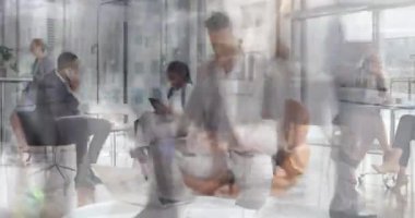 Meşgul şehir caddesinin animasyonu iş adamının üzerinde. küresel iş, veri işleme, dijital arayüz, teknoloji ve ağ konsepti dijital olarak oluşturulmuş video.
