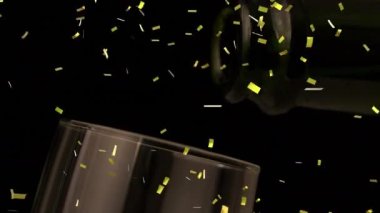 Altın konfetilerin düşüşü ve şampanyaların siyah arka planda bardağa dökülmesi. Kutlama, parti ve lüks etkinlik konsepti, dijital olarak oluşturulmuş video.