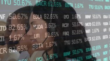 Telefon kulaklığı kullanan iş adamlarının finansal veri işleme animasyonları. küresel iletişim, iş dünyası, dijital arayüz, teknoloji ve ağ konsepti dijital olarak oluşturuldu