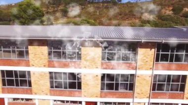 Okulda makro covid 19 hücre animasyonu. Dijital olarak üretilen küresel covid 19 salgın konsepti sırasında eğitim.