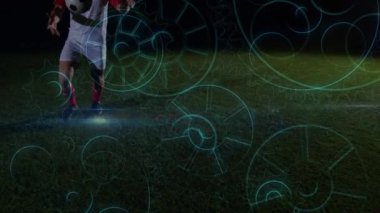 Futbol oyuncuları üzerinde dürbün taraması ve veri işleme animasyonları. global spor, dijital arayüz, teknoloji ve bağlantılar konsepti dijital olarak oluşturulmuş video.