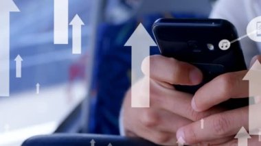 Akıllı telefon kullanarak insanların orta kesimine doğru ilerleyen dijital simgeler ve oklar ağı. küresel ağ ve teknoloji kavramı