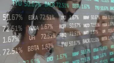 Telefon kulaklığı kullanan iş adamlarının finansal veri işleme animasyonları. küresel iletişim, iş dünyası, dijital arayüz, teknoloji ve ağ konsepti dijital olarak oluşturulmuş video.