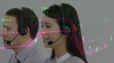 Telefon kulaklığı kullanan iş adamlarının finansal veri işleme animasyonları. küresel iletişim, iş dünyası, dijital arayüz, teknoloji ve ağ konsepti dijital olarak oluşturulmuş video.