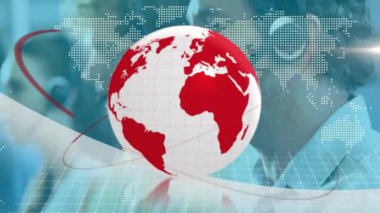 Ofiste çalışan telefon kulaklığı takan erkek müşteri hizmetleri yöneticisine karşı dünya haritası. küresel iş ve ağ teknolojisi kavramı