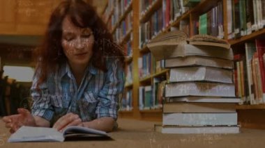 Matematiksel denklemlerin kütüphanede okuyan kız öğrenci üzerine animasyonu. eğitim, bilim, öğrenme ve bilgi konsepti dijital olarak oluşturulmuş video.